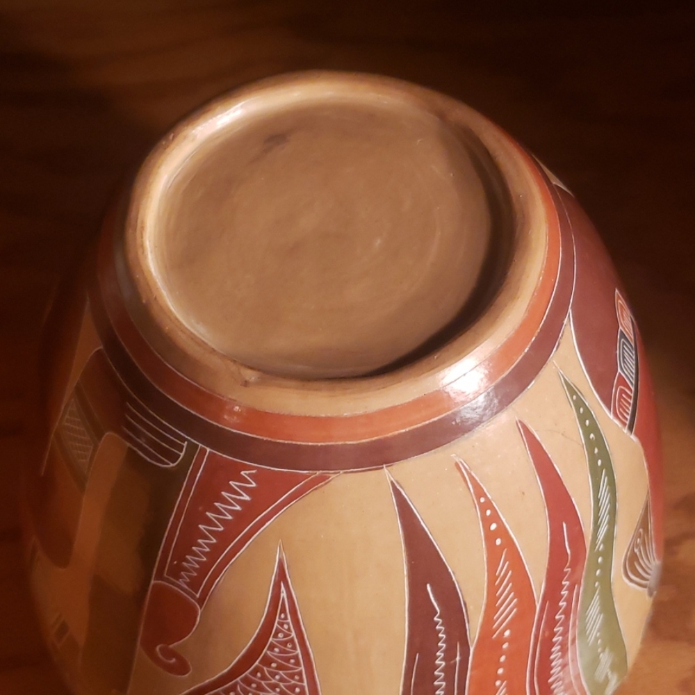 Hand Made Clay Decor Vase from Nicaragua - Picture 4 of 4